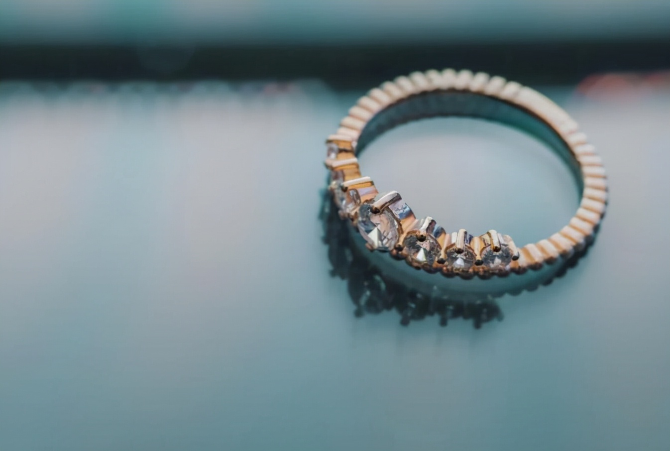 戒指戴在不同手指上的意思,戒指戴在每个手指上表达的是什么