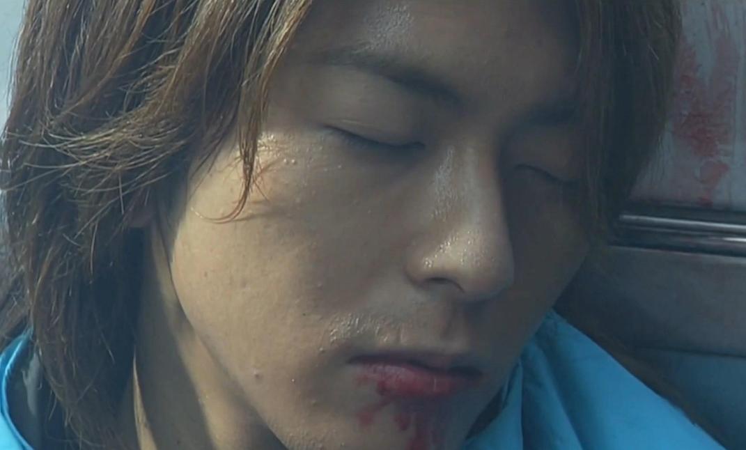 骑士本就是一场悲剧，身在假面之下的是责任和觉悟撑起了坚强