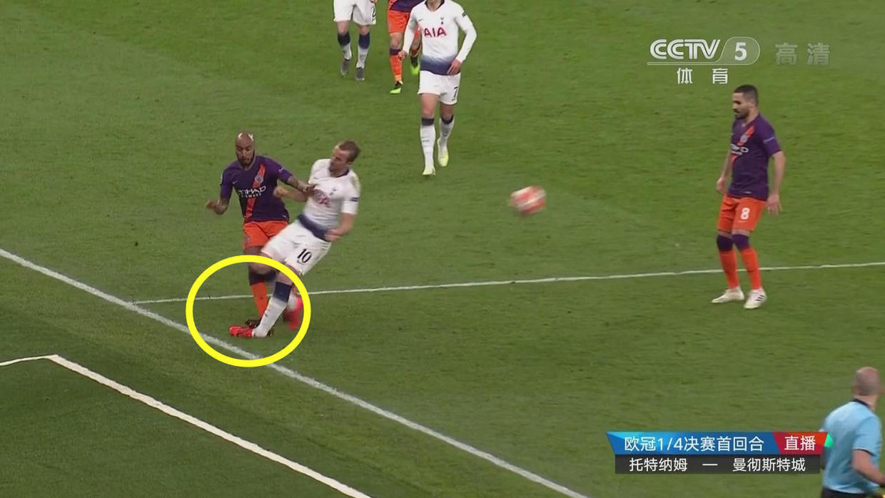 凯恩脚踝扭伤,凯恩被脚踝锁定拍地求饶