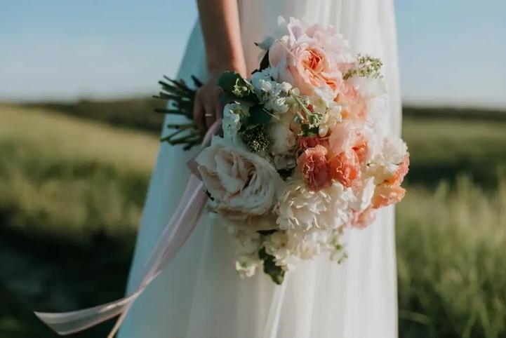 闪婚的女人都有哪些表现,闪婚的原因探讨和应对之策