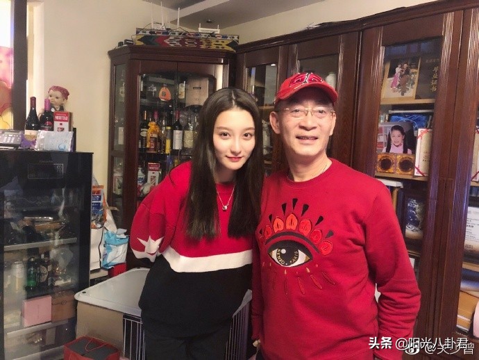 六小龄童结婚秀恩爱,六小龄童晒出妻子生日一家同框