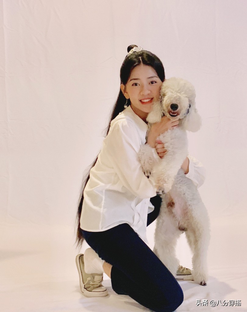 梁洁的穿衣风格,梁洁蓝色吊带裙