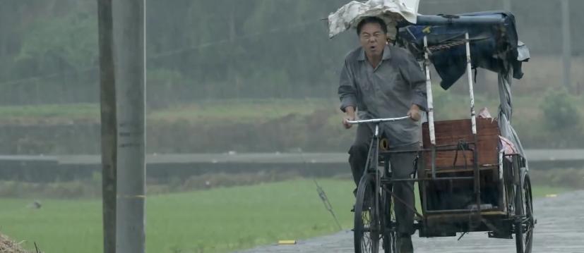 五十岁穷苦老汉24年前收养女弃婴,穷困老汉蹬三轮养了十二年的弃婴