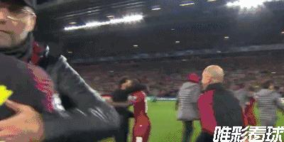 利物浦众将与全场球迷大合唱,利物浦巴萨队歌