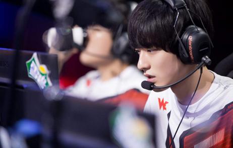 英雄联盟lpluzi六芒星,lpl十周年十大选手总榜uzi50万