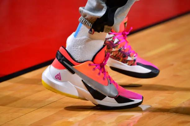 2020nba詹姆斯都上脚了哪些球鞋,詹姆斯上脚最新战靴