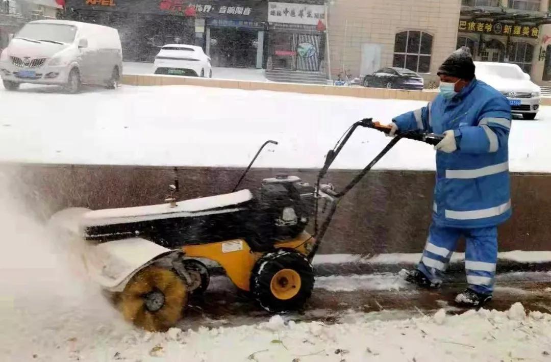 暖到心头一颤！今早通州街头，一位老人蹲地敲砸路面的结冰…