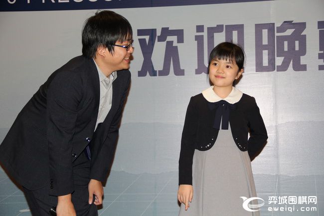 日本10岁天才萝莉来了：仲邑堇出席梦百合杯开幕式