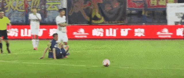 【足球迷之GIF】高球倒下了，国足再也起不来:盘点一波操作零杠五