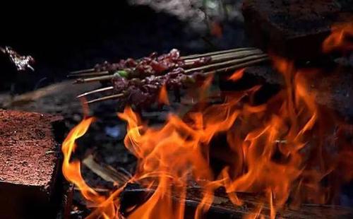 烧烤祖师爷是谁？绿釉陶烤炉揭开千年秘史，古人也爱吃烧烤？