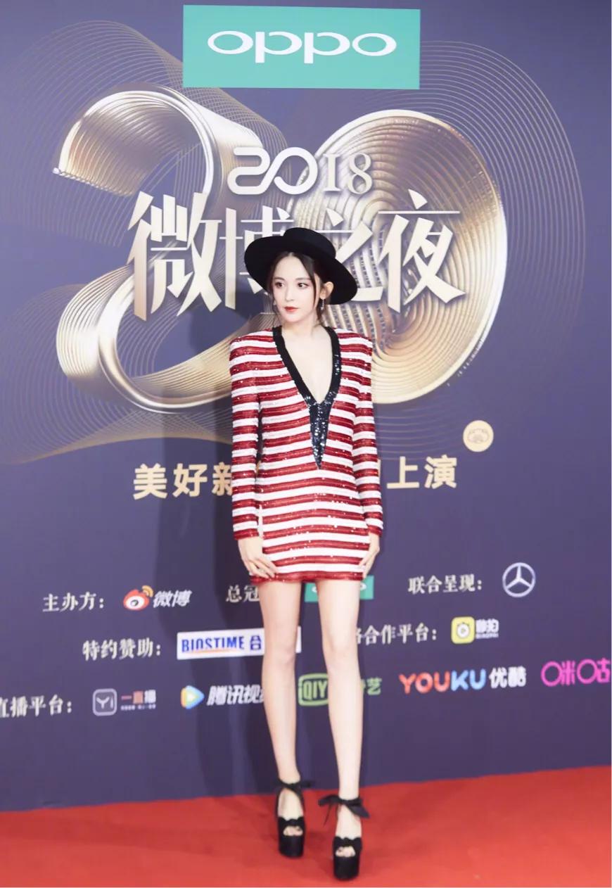 古力娜扎“红斑马”西装裙现身《微博之夜》：甜美帅酷