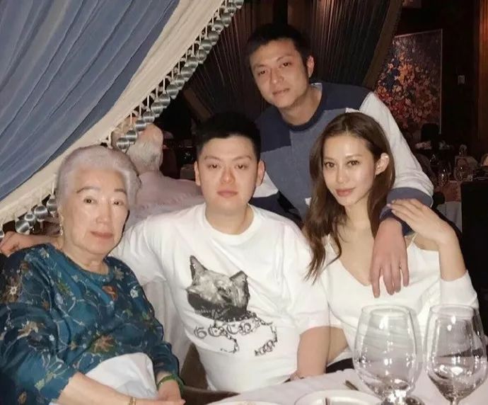 香港最强悍贵妇，一句话骂走王祖贤，93岁叼烟庆生超霸气