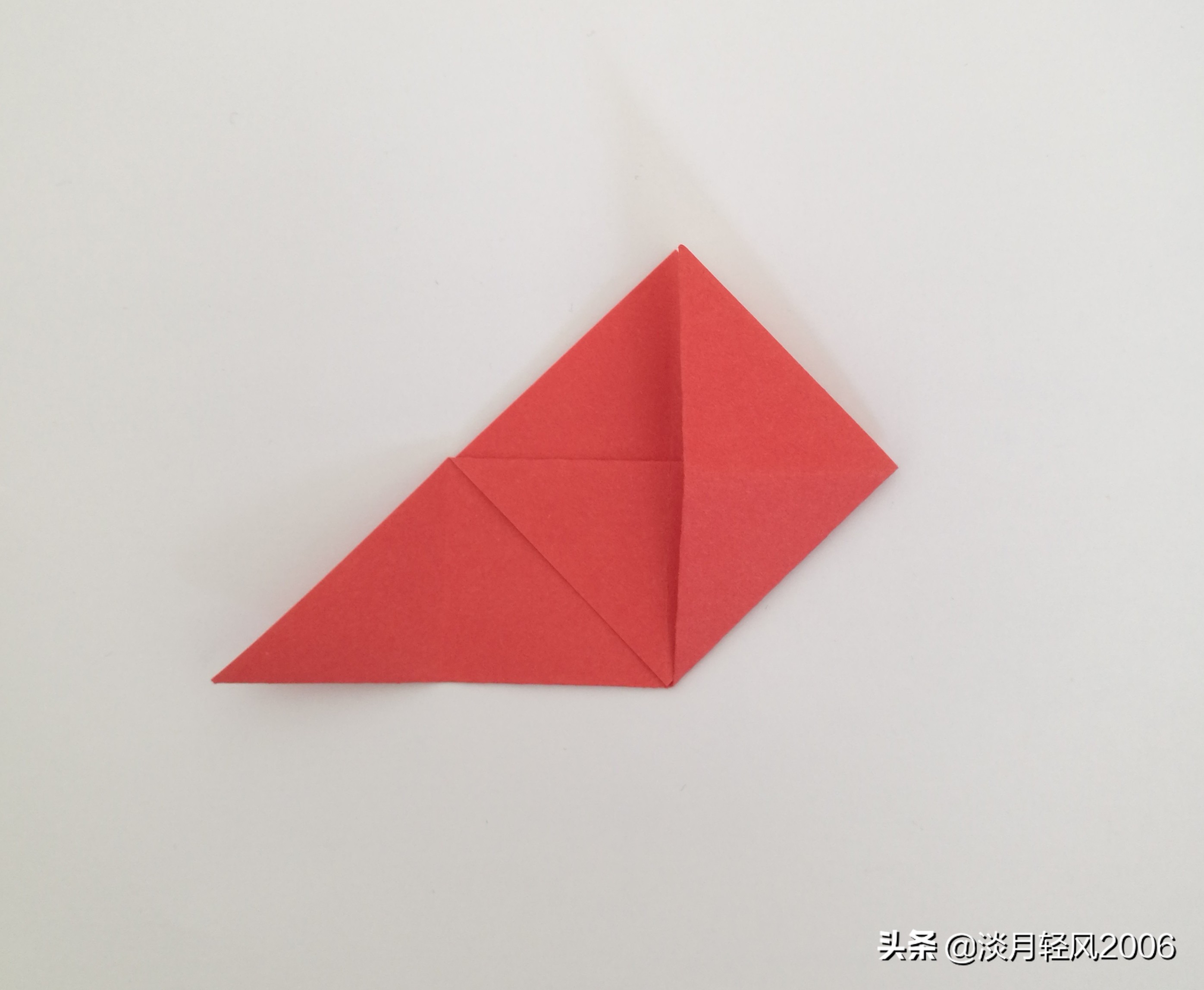 正方形星空卡纸爱心卷轴折法,简单有趣的卡纸折心