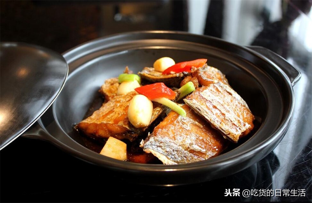 只要记住两点保证煎的鱼不粘锅,这样煎出来的鱼非常漂亮不粘锅