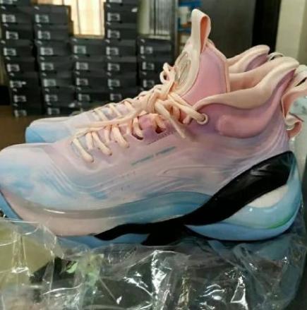 虚荣OR求实？KT7代配置拉满，CJ1代力求高端，安踏和李宁你爱谁？