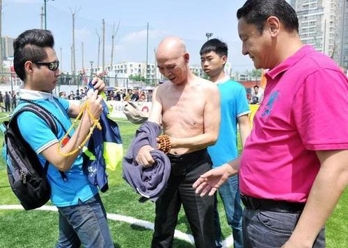 川渝男神李伯清完整视频,川渝男神李伯清骑摩托