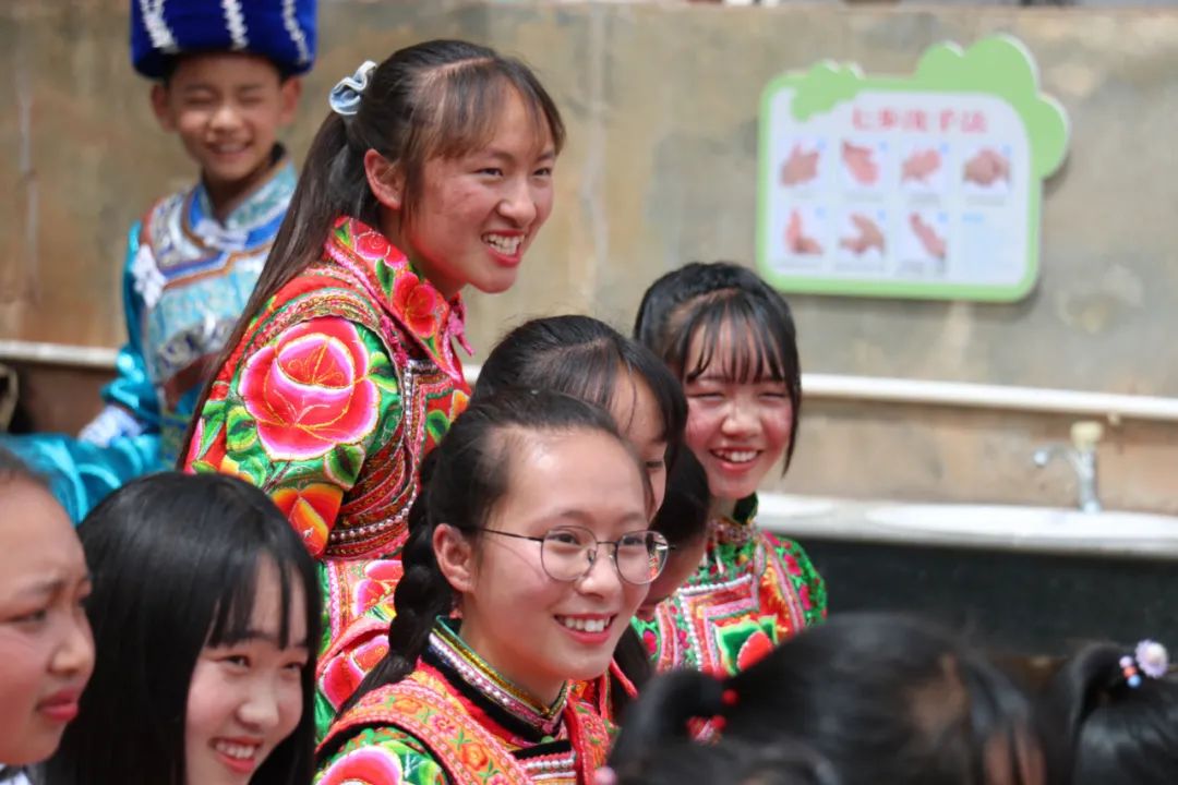 这个暑假，这群临时家长走进大山深处为爱增色