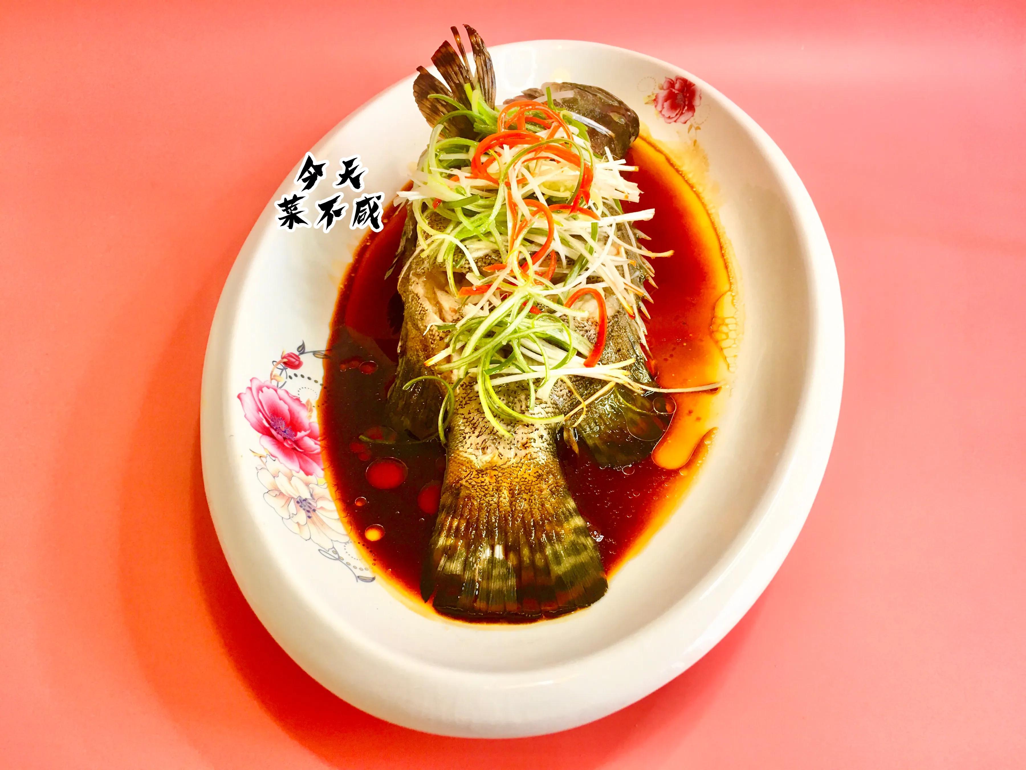 石斑鱼先倒蒸鱼豉油还是先泼油,清蒸鱼石斑鱼放什么调料