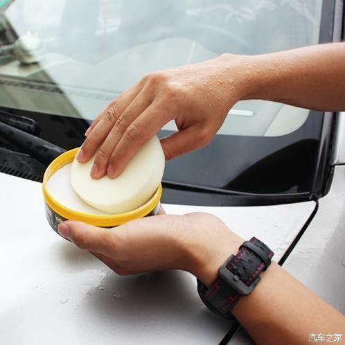 清除汽车玻璃年检贴胶,怎样快速清理车玻璃上的年检贴