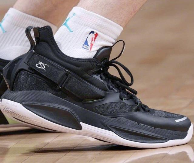 虚荣OR求实？KT7代配置拉满，CJ1代力求高端，安踏和李宁你爱谁？