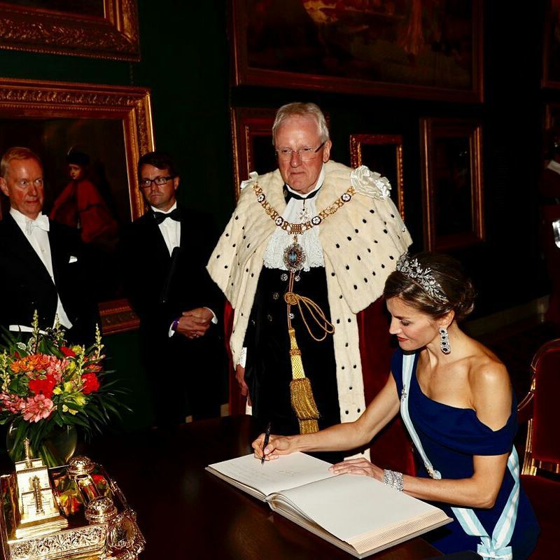 王室女性成员签名照：女王贵气，莱后最霸气，最优雅当属戴妃