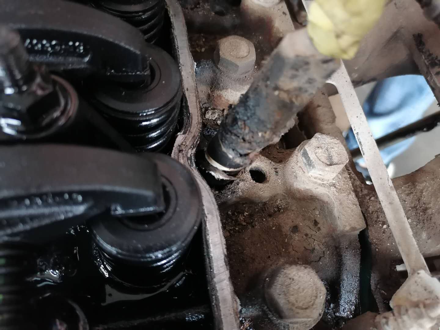 发动机冒白烟蓝烟烧机油,尾气大量冒蓝烟要不要大修发动机