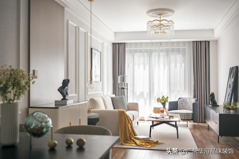 黑白灰太低调，亮色太花，客厅色彩怎么搭？看看这8套绝美客厅