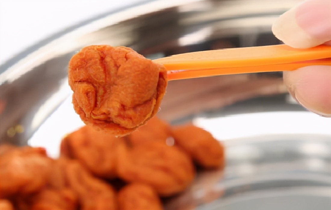 碘伏弄到衣服上用洗衣粉能洗掉吗,碘伏弄到衣服上能洗掉吗