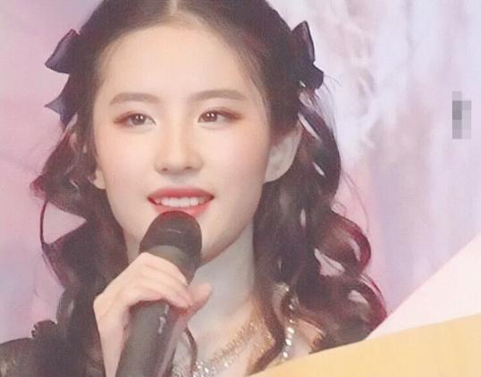 双蝴蝶结造型女星大pk：戚薇魅惑张雨绮显头大，赵露思发量取胜