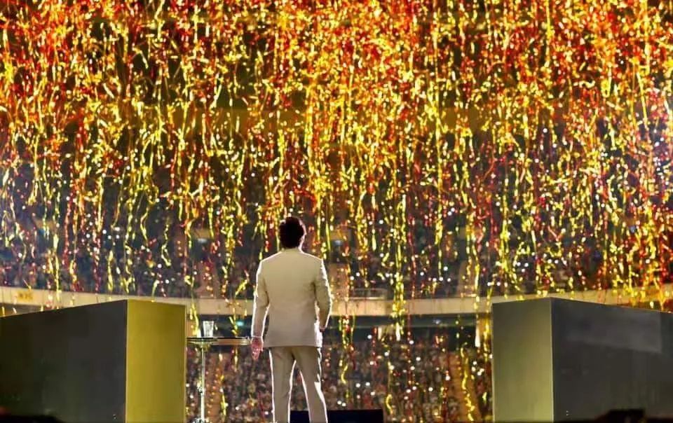 64岁费玉清告别歌坛，现场泪奔，万望珍重