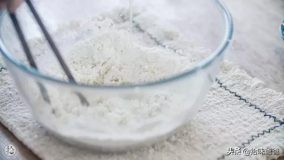 在家也可以做出酥脆的绿豆饼了,在家自制酥皮冰绿豆饼不用烤箱