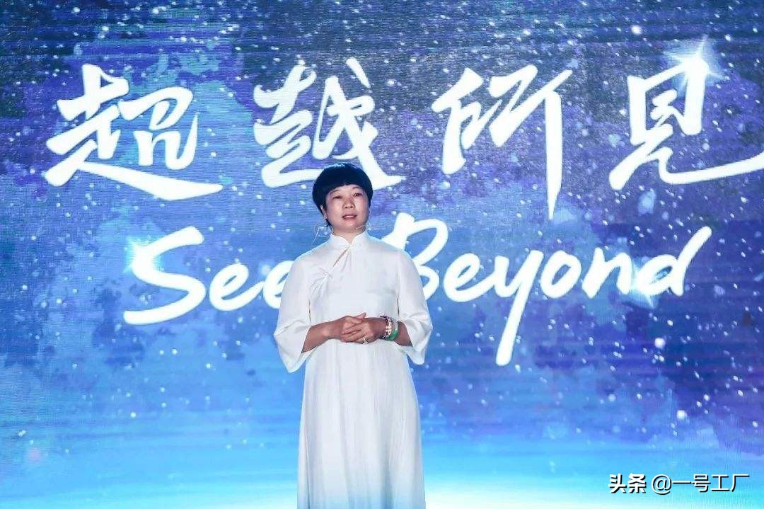 3岁时因为穷被送人，和穷小子私奔用3万元创业，今成百亿女富豪