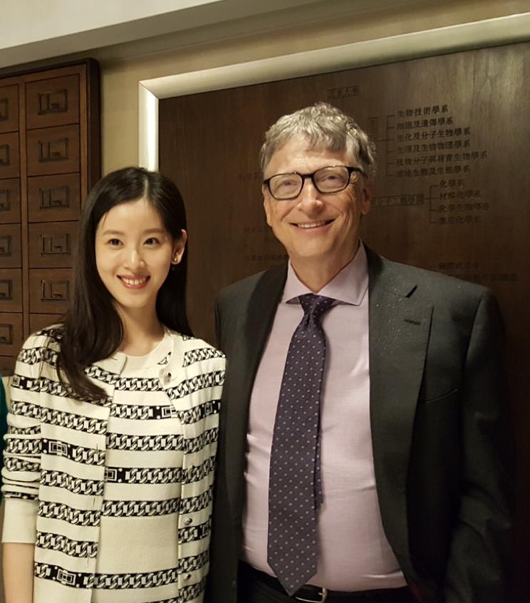 章泽天跟世界首富合影,章泽天从网红到最年轻富豪