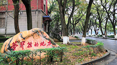 军事院校本科毕业后是中尉吗,军队大专本科毕业授什么军衔