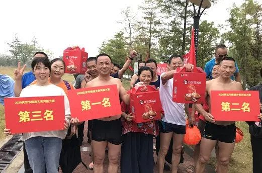 他们用横渡古淮河的方式庆祝国庆节