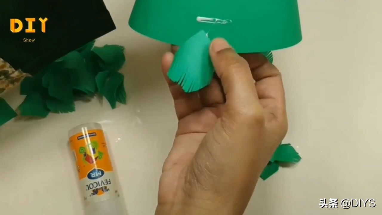 手工圣诞树剪纸制作幼儿园,四个圣诞树连在一起剪纸教程