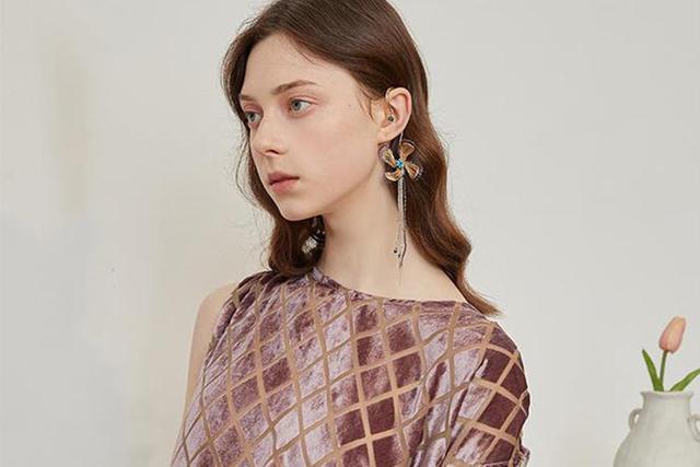 金饰小配饰巧搭配,个性金饰时尚搭配