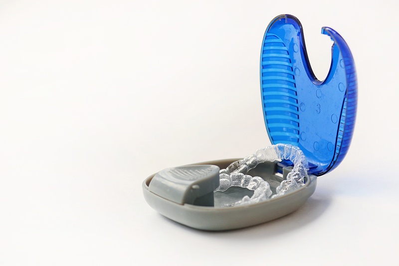 透明牙套保持器跟哈雷牙套保持器,摘掉牙套后一定要戴保持器吗