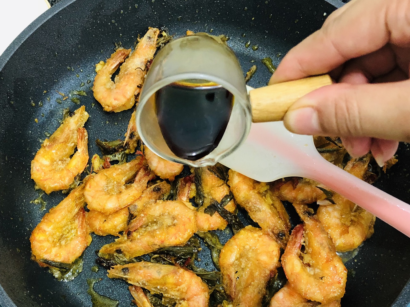 鲜虾的虾头怎么制作才好吃,虾既简单又美味虾肉鲜嫩