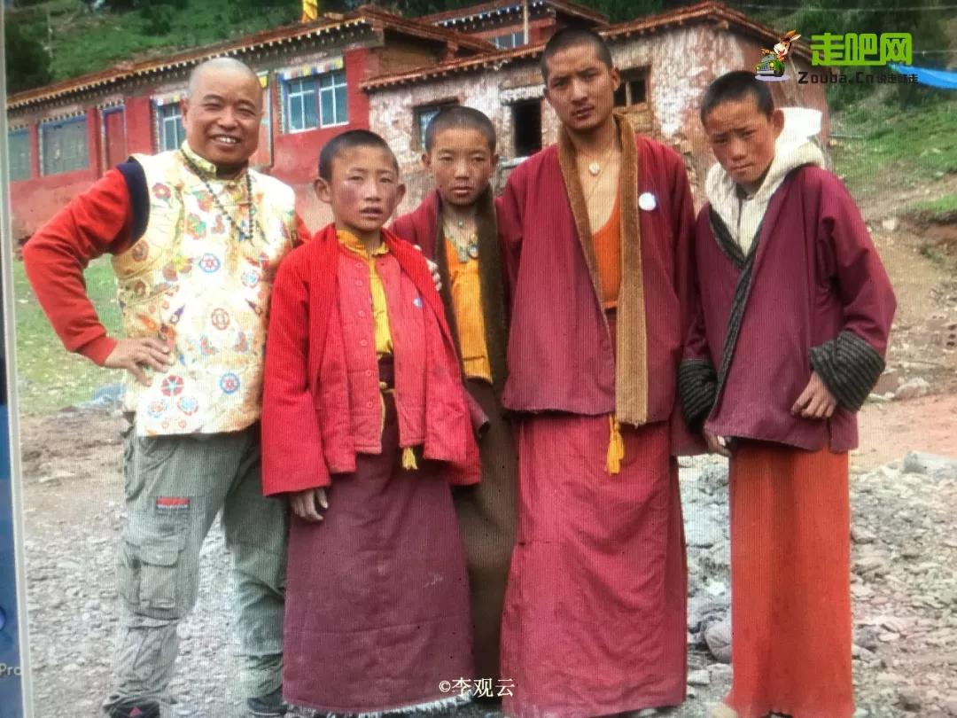 为了寻找疯狂的石头，他成为最早环驾中国的人，至今年龄成谜