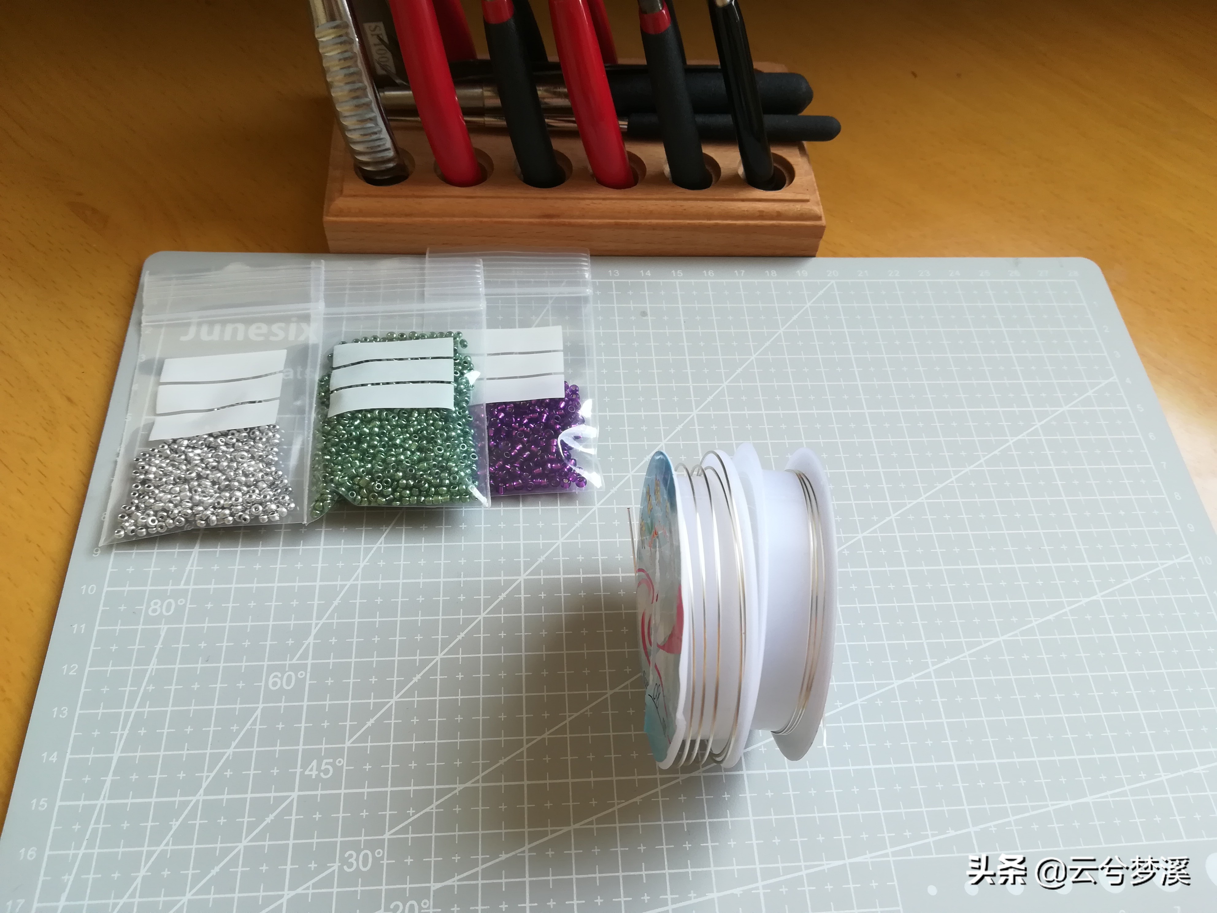 制作一片绿叶将春色戴在身边，一起期待春暖花开