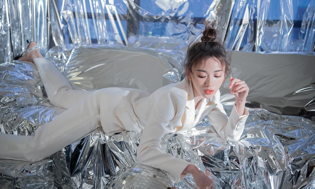 吴谨言擦镜子变身,吴谨言变脸后的样子