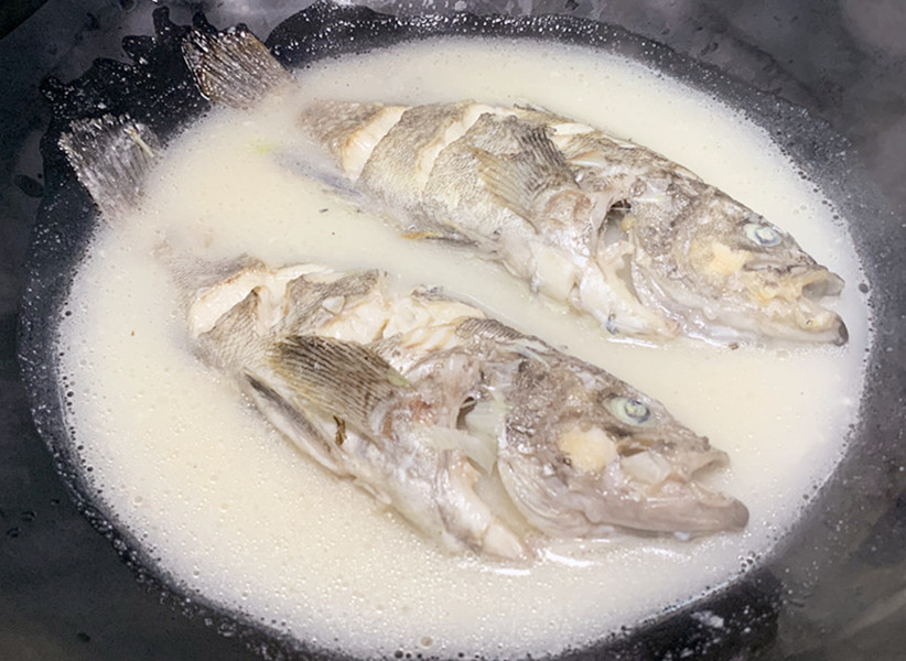 鱼汤怎么煮才好喝才有营养,清炖鱼汤怎么炖不腥而且最好吃