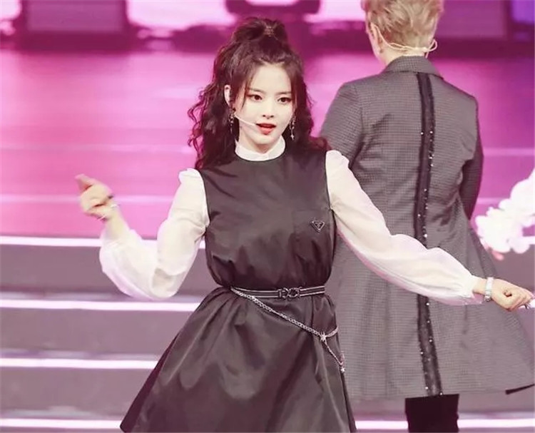 傅菁孟美岐衣服差别,傅菁和孟美岐同框