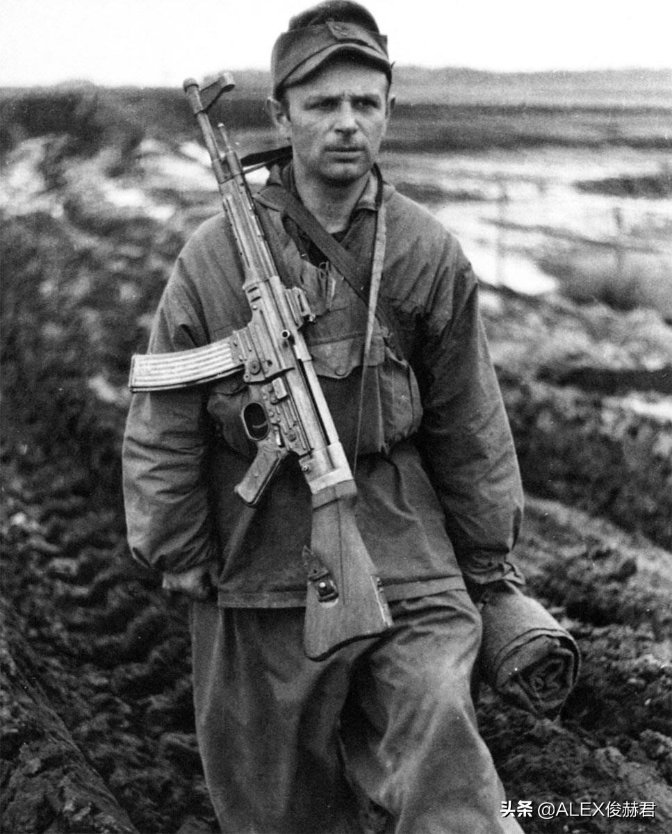 火力凶猛的冲锋枪：为何现代*队军**步兵班不再用，因为“天生”弱点