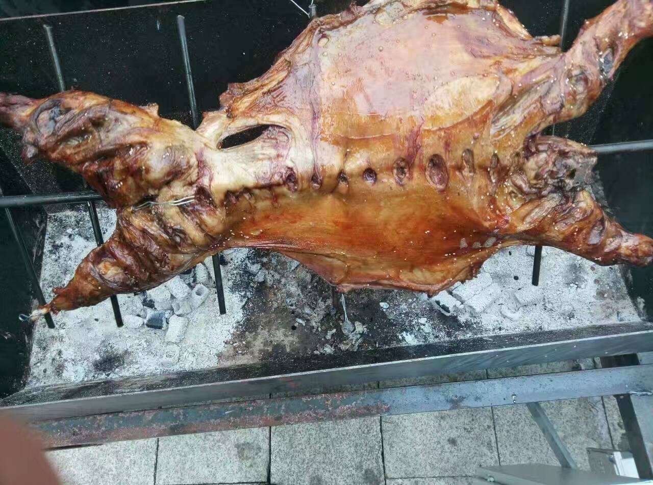 烤全羊是不是内蒙古的传统美食,超级正宗的蒙古菜烤全羊