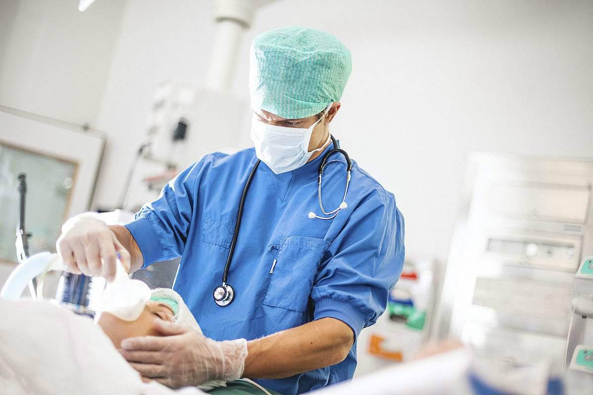 一直反酸水食道有灼烧感消化不良,胃胀胃酸烧心食管反流吃什么药好