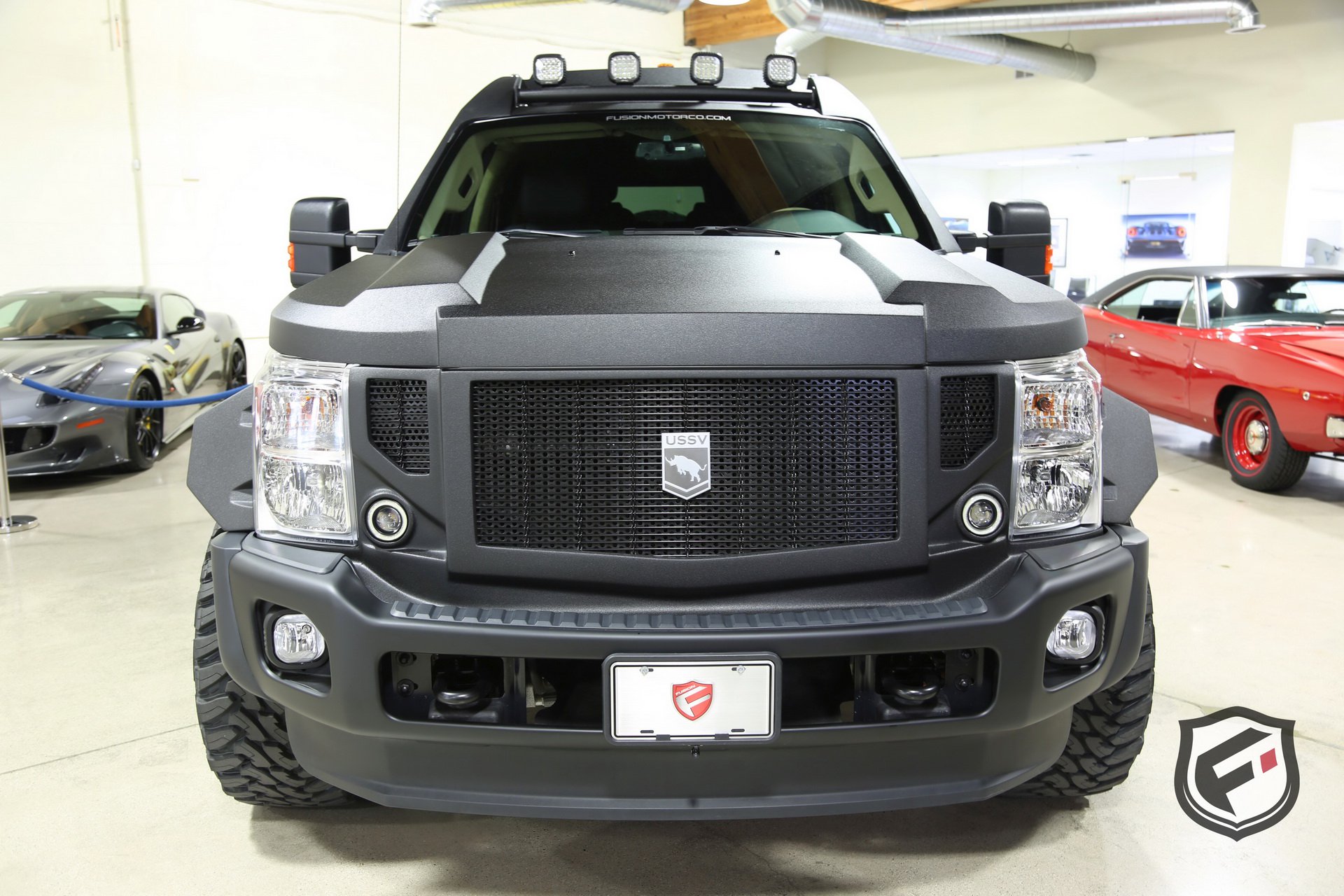 eBay上售价高达26万美元的RhinoGX特种越野车，外观霸气内饰奢华