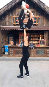 遛狗搞笑图片把主人鞋都追掉,遛狗被猫砸中