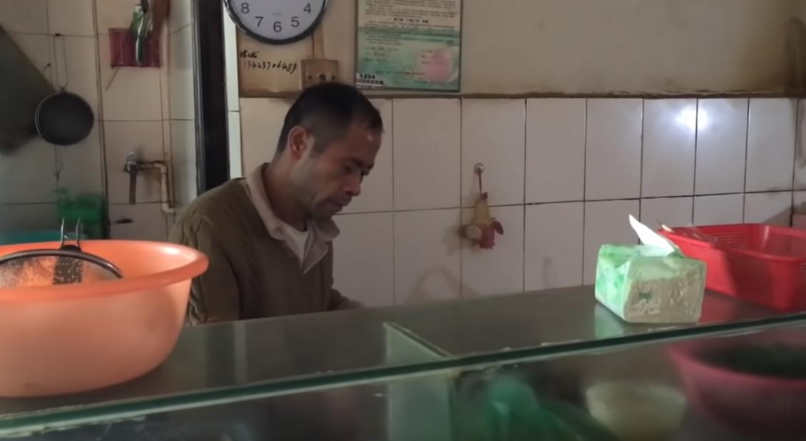 揭秘三和大神：日结1天玩3天，年纪轻轻为何自甘堕落？纪录片